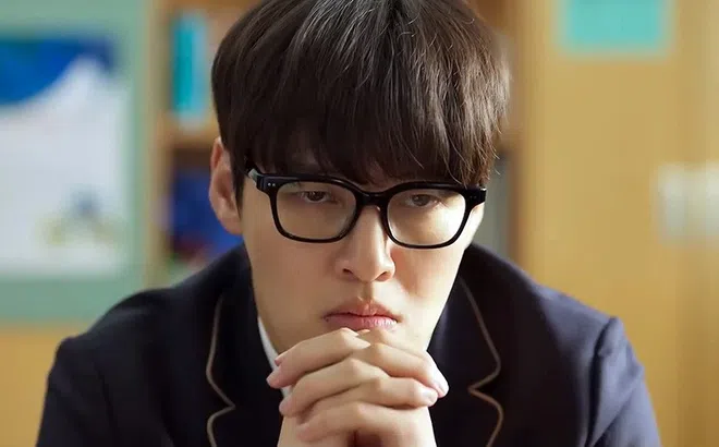 Kang Ha Neul và 15 năm làm “thánh hài” màn ảnh rộng, có làm nên chuyện với Anh Trai Say Xe tháng 11 này?