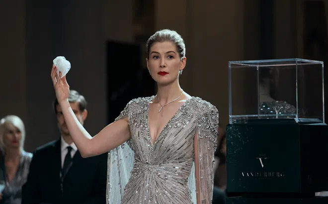 Rosamund Pike biến Veronika thành đối thủ đáng sợ nhất từ trước đến nay của Tứ Kỵ Sĩ trong phần mới nhất của PHI VỤ THẾ KỶ