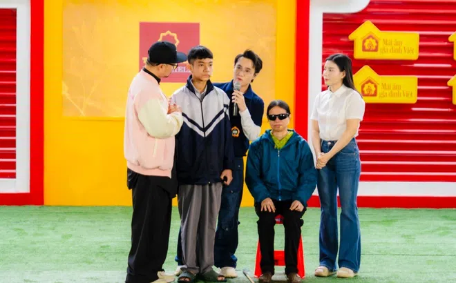 Xót xa trước cậu bé 13 tuổi làm 'đôi mắt' cho mẹ khiếm thị