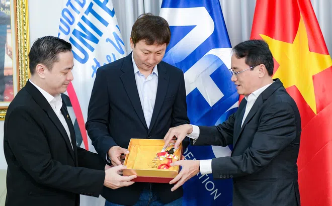 PNJ tặng HLV Kim Sang Sik huy chương SEA Games bằng vàng 24K