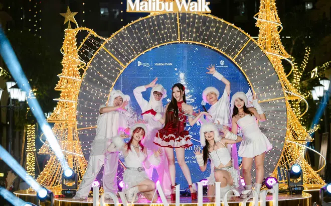 Hàng ngàn du khách hòa mình vào không khí lễ hội Giáng Sinh tại tâm điểm thương mại - dịch vụ - giải trí Malibu Walk