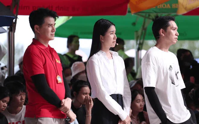 Á hậu Phương Anh rơi nước mắt, MC Vũ Mạnh Cường và diễn viên Bạch Công Khanh nghẹn lòng trước hoàn cảnh em nhỏ khó khăn