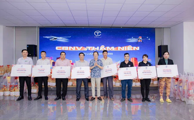 Nhiều tạp vụ, bảo vệ bật khóc khi nhận thưởng Tết là một lượng vàng 9999