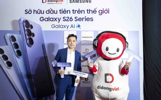 Dàn nghệ sĩ cùng hàng trăm khách hàng “đổ bộ” Di Động Việt ngày mở bán Galaxy S26 series
