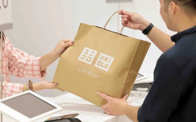 UNIQLO Việt Nam thu phí túi giấy, hướng đến môi trường xanh với túi tái sử dụng