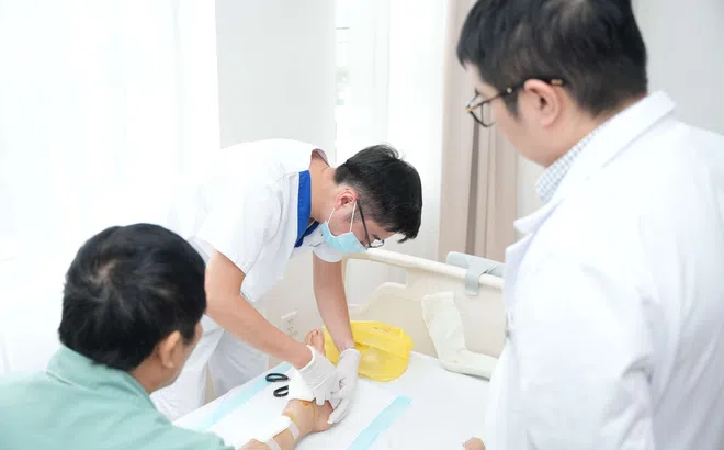 Vinmec Hải Phòng phẫu thuật xuyên đêm nối gân và mạch máu cho bệnh nhân bị cưa máy văng vào người