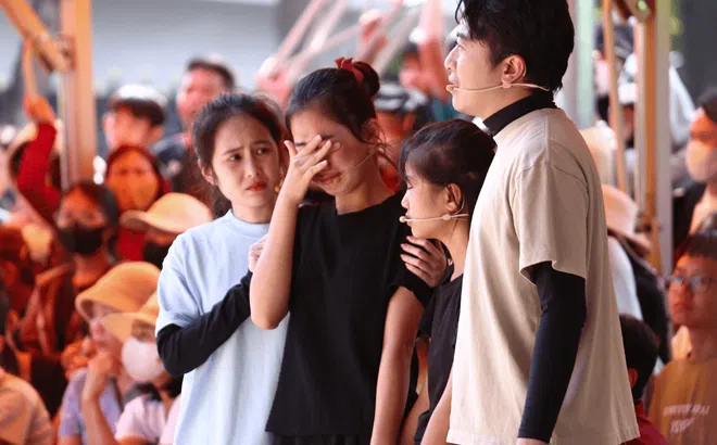 Vợ chồng Cris Phan – Mai Quỳnh Anh đau lòng trước cảnh hai cô bé mồ côi nương tựa nhau trong căn nhà cũ của cha mẹ để lại