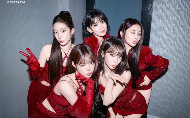 Nhóm nhạc K-pop LE SSERAFIM gửi lời chào khán giả Việt, xác nhận kết hợp cùng bom tấn DC “SUPERGIRL”
