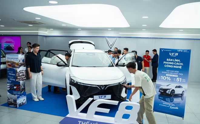 VF 8 thế hệ mới xuất hiện tại VFX Thủ Đức, thu hút đông đảo khách hàng trải nghiệm sớm