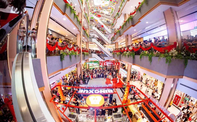 Một TTTM chỉ mới khai trương 3 ngày đã hút hơn 20 triệu lượt xem, có màn cầu hôn gây bão mạng xã hội