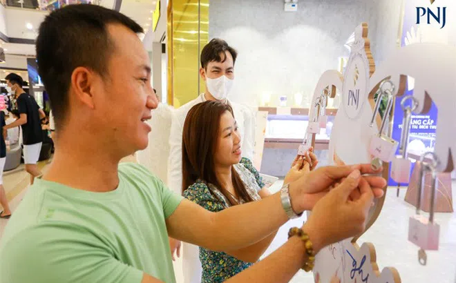 Thị trường quà tặng Valentine: Chuộng trang sức và mua hàng online