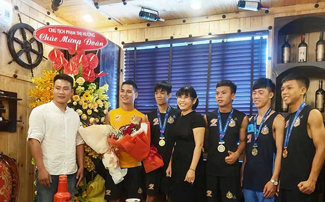 Công ty Phú Hồng Thịnh trao thưởng cho đội tuyển Muay Thái MMA FIGHT ACADEMY vì đạt thành tích cao