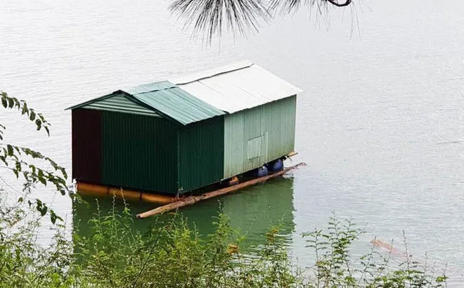 Buộc tháo dỡ, di dời hàng chục bè nổi tại di tích quốc gia hồ Tuyền Lâm