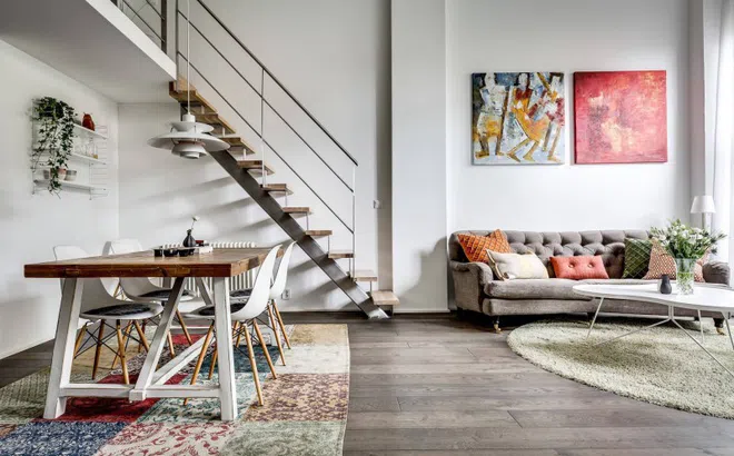 Tận dụng trần cao, đôi vợ chồng trẻ đã thiết kế thêm gác lửng cho căn hộ siêu xinh của mình