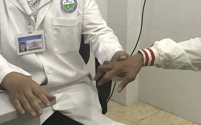 Uống "thuốc lạ" người đàn ông bị rút gân 1 cách đáng sợ