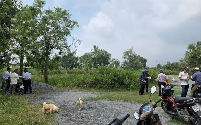 Cả đoàn người kéo nhau lên huyện "khóc ròng" vì mua đất 17 năm không được nhận