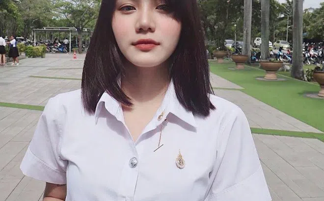 Nữ CĐV bóng đá khiến dân mạng 'sục sôi' tìm kiếm: Hình ảnh trên khán đài và trang cá nhân ‘khác xa nhau’