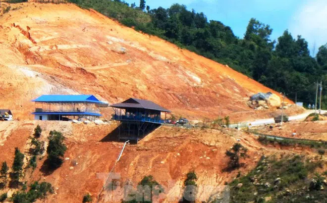 Đua nhau lấn chiếm hành lang quốc lộ xây trạm dừng chân trái phép