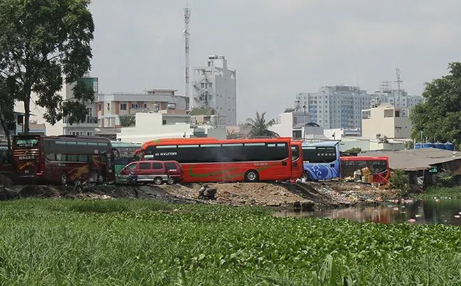 Xử phạt 4 lần, chủ đất vẫn ngang nhiên lấp kênh rạch làm bãi đỗ xe