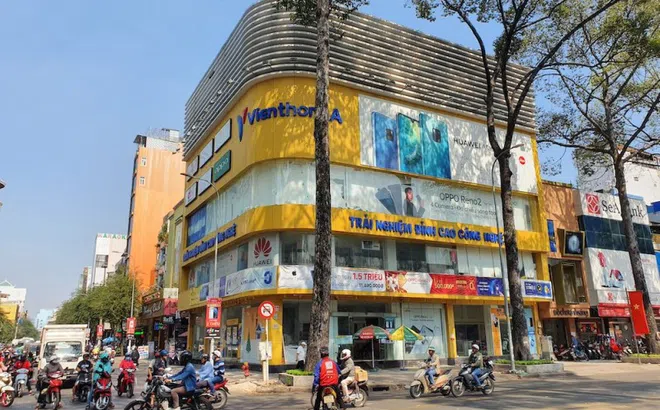 Hình ảnh hàng loạt cửa hàng Viễn Thông A đóng cửa, dấu ấn của "anh cả" ngành bán lẻ sắp biến mất