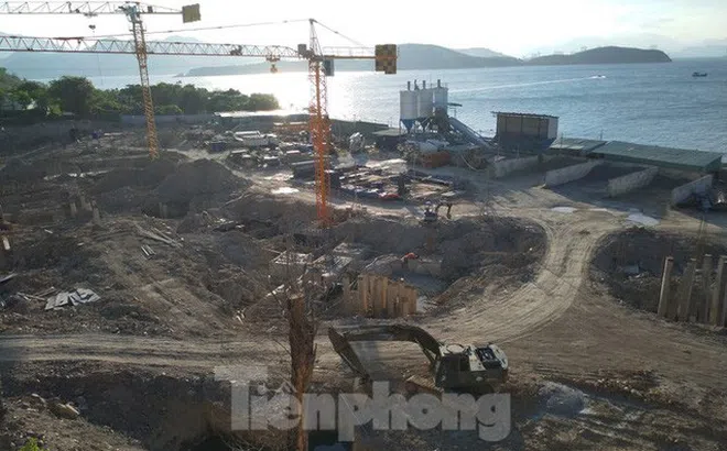 Cận cảnh nhà hàng xây ‘chui’ cả nghìn m2 trên đảo Hòn Tằm