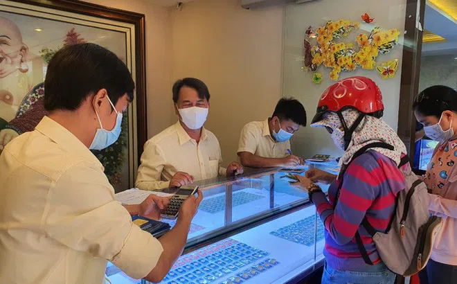 Giá vàng rớt khỏi đỉnh 7 năm
