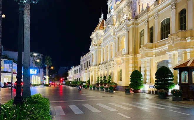 Phố đi bộ Nguyễn Huệ vắng đến kinh ngạc