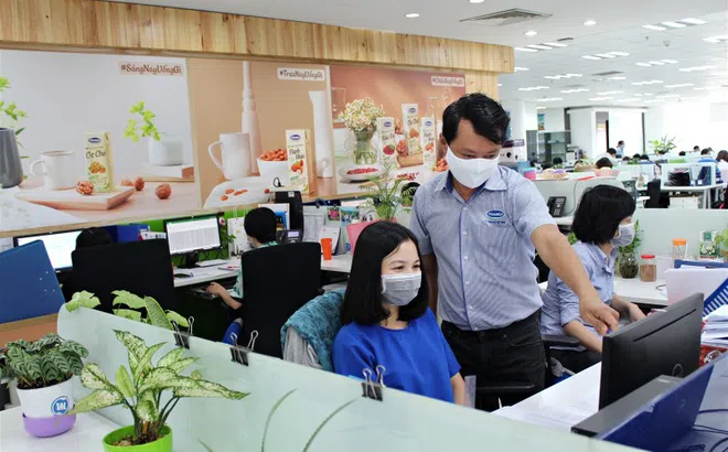 Vinamilk hỗ trợ 10 tỷ đồng mua thiết bị y tế giúp phát hiện nhanh SARS-CoV-2