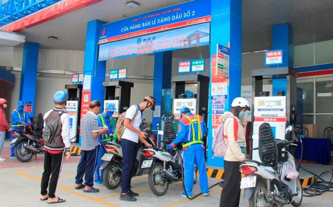 Giá xăng giảm xuống mức kỷ lục 11.343 đồng/lít, thấp nhất trong 11 năm nay