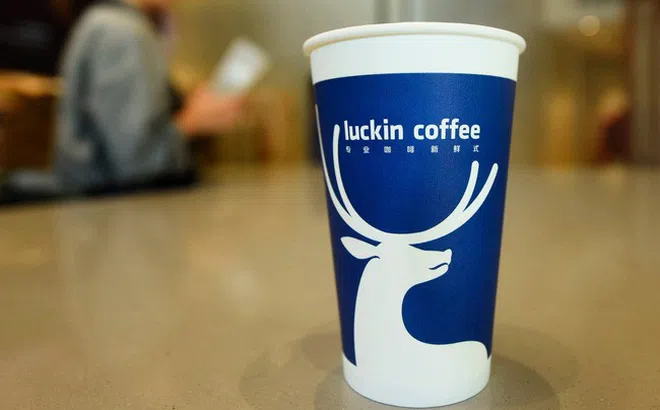 [Gian lận & Sụp đổ] Rót cả tỷ USD cho startup Trung Quốc sẽ "soán ngôi Starbucks", giới đầu tư bị sốc với bê bối khai khống doanh thu, cổ phiếu rơi 80%