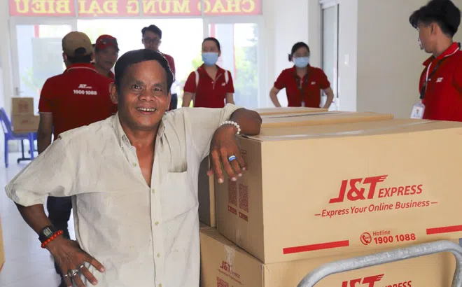 Chuyển phát nhanh J&T Express tặng hàng ngàn nhu yếu phẩm cho người bại liệt, người già neo đơn