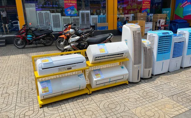 Máy lạnh tràn ra cả lề đường