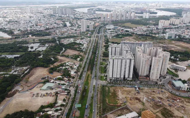 Ngân hàng ồ ạt rao bán BĐS thế chấp: Khi đòn bẩy tài chính là con dao hai lưỡi