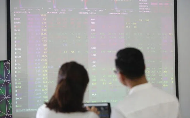 Thị trường chứng khoán: "Sóng" tin đồn