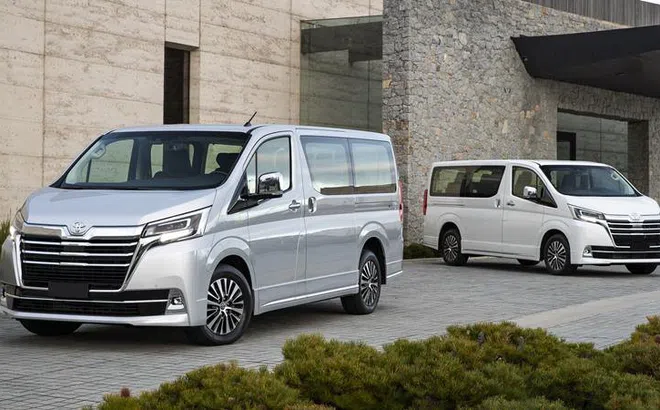 Toyota Granvia 9 chỗ giá hơn ba tỷ đồng