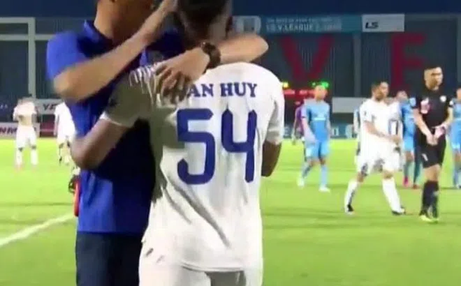 HLV, cầu thủ và những lời xin lỗi trong bóng đá!