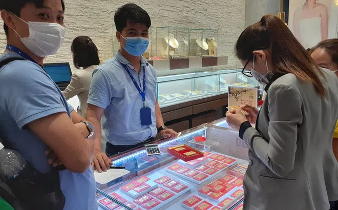 Giá vàng SJC tiếp tục giảm