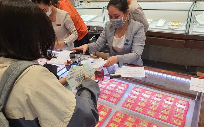 Vì sao giá vàng tăng "điên cuồng", vượt 62 triệu đồng/lượng rồi lao dốc mạnh?