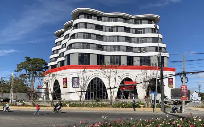 Ngột ngạt cao ốc đua nở ở 'thành phố trong rừng' Đà Lạt