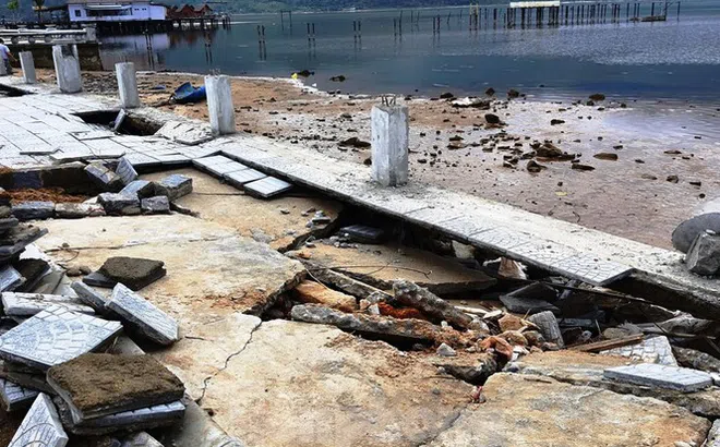 Đường đi bộ hơn 170 tỷ ven đầm ở Lăng Cô tan nát như gặp động đất