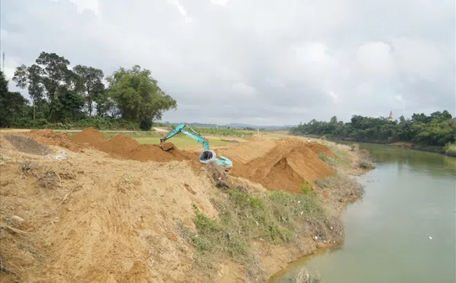 Dự án kè 48 tỉ (Hà Tĩnh): Chưa giải phóng xong mặt bằng, đã ồ ạt thi công