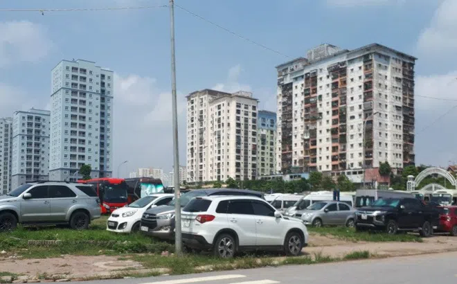 Hoàng Mai - Hà Nội: Bao giờ xử lý dứt điểm tình trạng chiếm đất công làm bãi trông giữ xe?