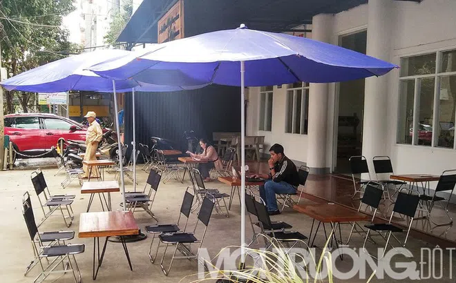 Pleiku: Quán cà phê chiếm dụng vỉa hè, che chắn mất mĩ quan đô thị