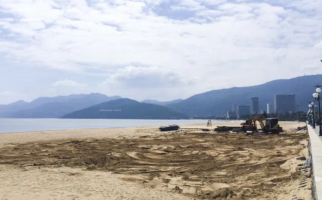 Tháo dỡ khu dịch vụ xây trái phép trên bãi biển Quy Nhơn