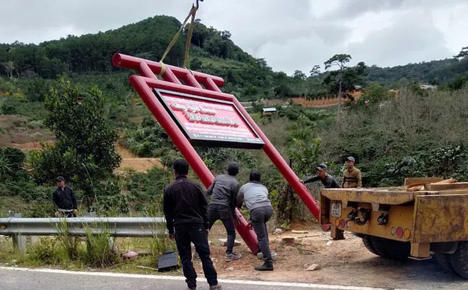 Tháo dỡ 12 căn nhà kiên cố tại ngôi làng 'mọc' chui trên đất rừng