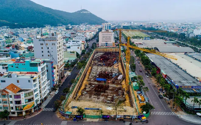 I-Tower Quy Nhơn giữa phố xây không phép, lãnh đạo nói không biết