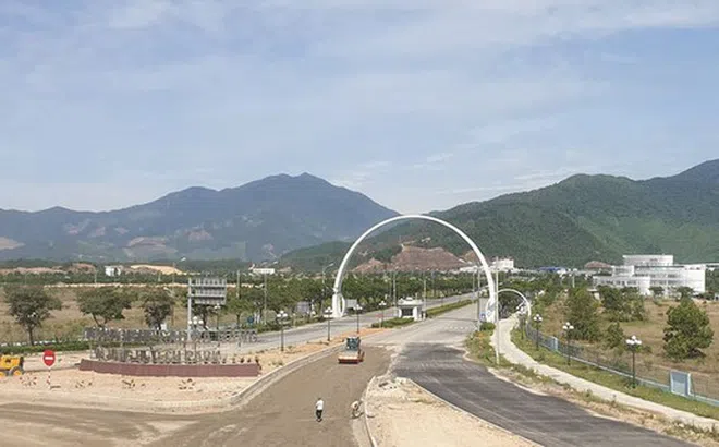 Mặt bệnh nhân chai cứng sau khi cấy chỉ ở cơ sở làm quá kỹ thuật cho phép