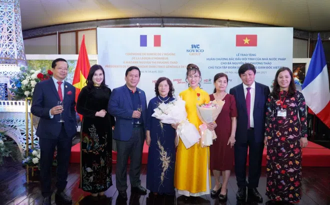 Nữ doanh nhân Nguyễn Thị Phương Thảo nhận Huân chương Bắc đẩu bội tinh của Nhà nước Pháp trao tặng